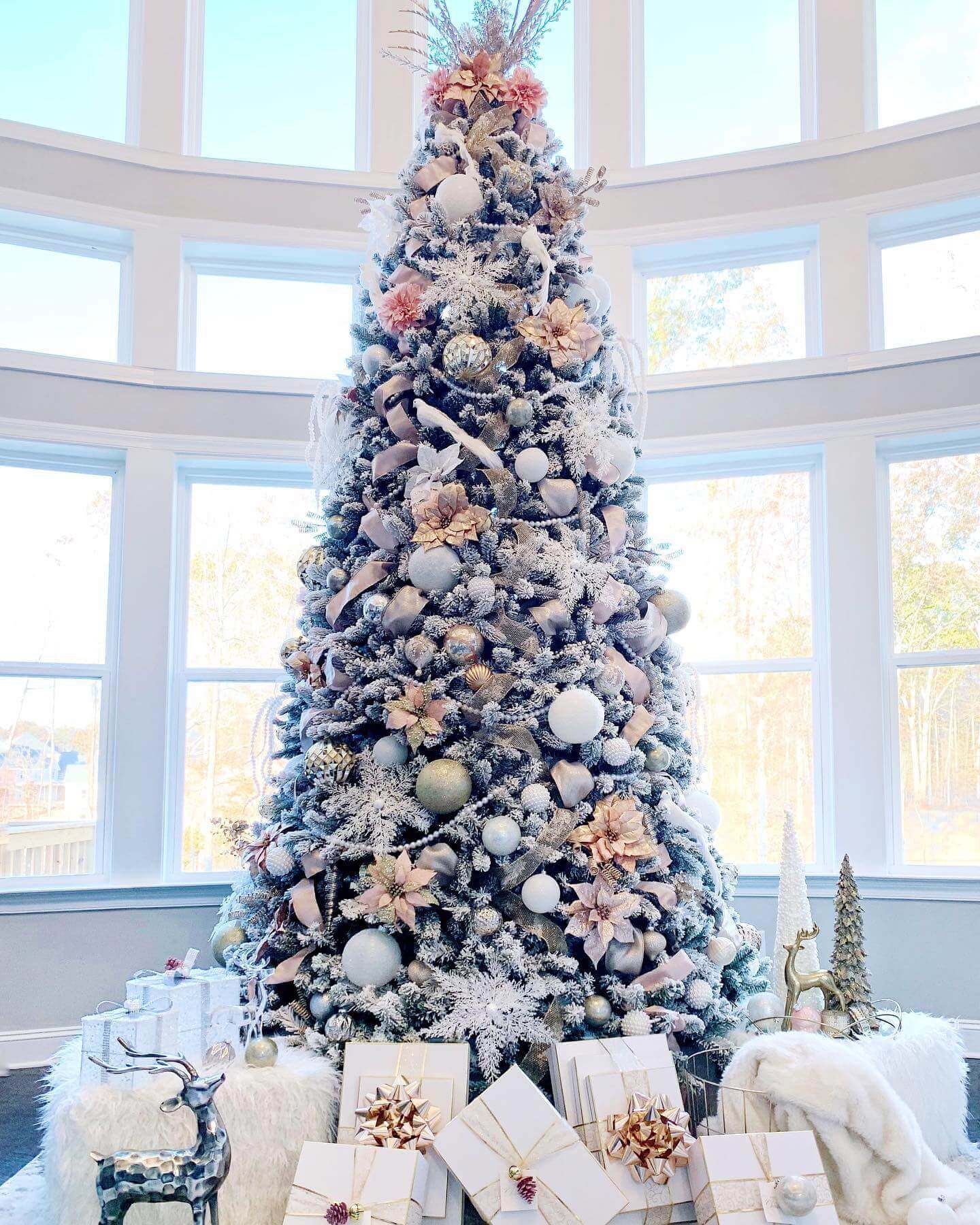 7.5' King Flock® Tree with Warm White LED Lights - OPEN BOX - FINAL SALE - Image 9